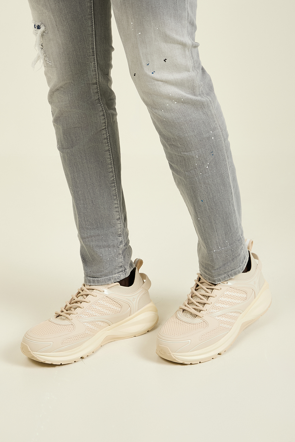 תמונת כל הלוק של נעלי סניקרס